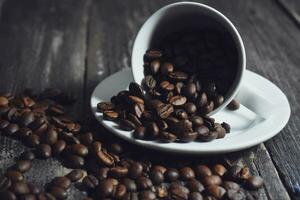 chicchi di caffè sul tavolo di legno foto