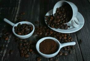 chicchi di caffè sul tavolo di legno foto