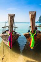 lungo barca e tropicale spiaggia, Andamane mare, phi phi isole, tailandia foto