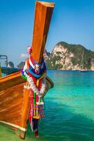 lungo barca e tropicale spiaggia, Andamane mare, phi phi isole, tailandia foto