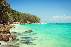 bambù isola è uno altro isola nel il Andamane mare vicino phi-phi isole, tailandia foto