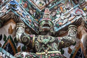 demone custode statue decorazione il buddista tempio wat arun nel bangkok, Tailandia foto