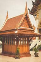 wat intharawihan buddista tempio nel bangkok detiene il il più alto in piedi Budda nel il mondo. foto