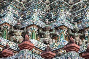 demone custode statue decorazione il buddista tempio wat arun nel bangkok, Tailandia foto