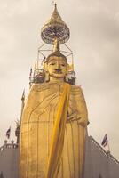il in piedi Budda di wat intharawihan nel bangkok, Tailandia. foto