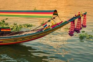 barca su chao Phraya fiume ,Bangkok, Tailandia foto