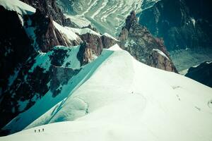mont blanc, chamonix, alpi francesi. Francia. - turisti che scalano la montagna foto