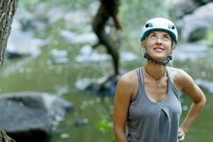 ritratto di un' donna nel un' bianca sicurezza casco. foto