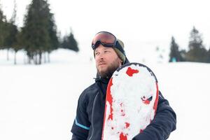 uomo snowboard nel il montagne foto