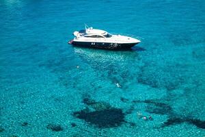 lusso yacht nel turchese illetes formentera mediterraneo mare baleari isole foto