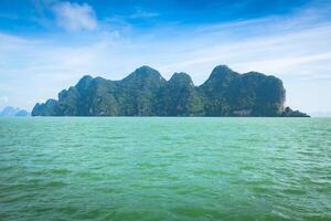 grande roccioso montagna nel il mare a Phuket, Tailandia foto