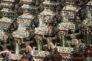 demone custode statue decorazione il buddista tempio wat arun nel bangkok, Tailandia foto