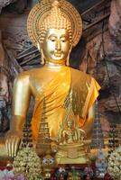 statue di buddha sul tempio nella grotta della tigre vicino a krabi, thailandia foto