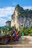 tradizionale tailandese barca su railay spiaggia foto