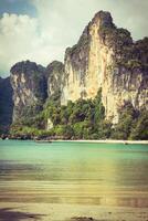 Perfetto vacanza con blu cielo a railay spiaggia nel Krabi Tailandia foto