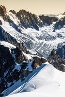 vista della catena montuosa del monte bianco da aiguille du midi a chamonix - orientamento orizzontale foto