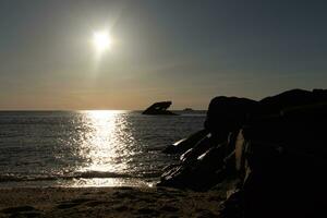 tramonto spiaggia nel capo Maggio nuovo maglia dove voi può ottenere un' grande Visualizza di il sole andando giù attraverso il oceano e il baia. il riflessione di il sole su il acqua con il affondata nave sembra così Bellissima. foto