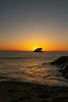 tramonto spiaggia nel capo Maggio nuovo maglia dove voi può ottenere un' grande Visualizza di il sole andando giù attraverso il oceano e il baia. il riflessione di il sole su il acqua con il affondata nave sembra così Bellissima. foto