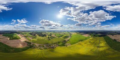 aereo pieno senza soluzione di continuità sferico hdri 360 panorama Visualizza sopra verde eco villaggio con privato sviluppo settore con nazione case e fienili nel equirettangolare proiezione. foto