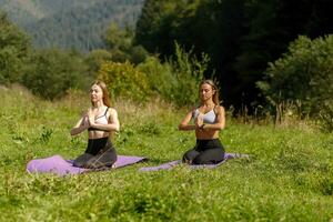 fitness donne nel triangolo posa mentre praticando yoga a un' parco. foto