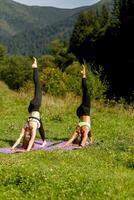 fitness donne nel triangolo posa mentre praticando yoga a un' parco. foto