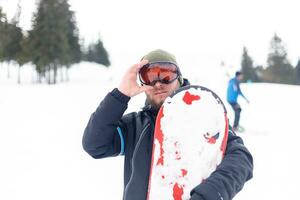 uomo snowboard nel il montagne foto