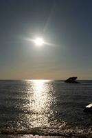 tramonto spiaggia nel capo Maggio nuovo maglia dove voi può ottenere un' grande Visualizza di il sole andando giù attraverso il oceano e il baia. il riflessione di il sole su il acqua con il affondata nave sembra così Bellissima. foto