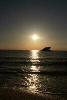 tramonto spiaggia nel capo Maggio nuovo maglia dove voi può ottenere un' grande Visualizza di il sole andando giù attraverso il oceano e il baia. il riflessione di il sole su il acqua con il affondata nave sembra così Bellissima. foto