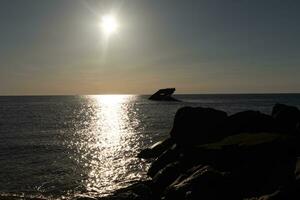 tramonto spiaggia nel capo Maggio nuovo maglia dove voi può ottenere un' grande Visualizza di il sole andando giù attraverso il oceano e il baia. il riflessione di il sole su il acqua con il affondata nave sembra così Bellissima. foto