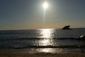 tramonto spiaggia nel capo Maggio nuovo maglia dove voi può ottenere un' grande Visualizza di il sole andando giù attraverso il oceano e il baia. il riflessione di il sole su il acqua con il affondata nave sembra così Bellissima. foto