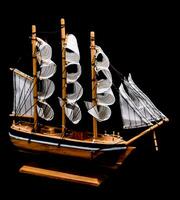 un' di legno modello di un' andare in barca nave su un' nero sfondo foto