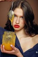 ragazza con vaso di Miele. salutare cibo concetto, dieta, dolce foto