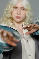bellissimo albino ragazza con bianca pelle, naturale labbra e bianca capelli foto