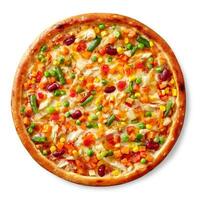 superiore Visualizza di messicano stile Pizza con pollo sous guarda, colorato verdura miscela, speziato salsa e Mozzarella su bianca foto