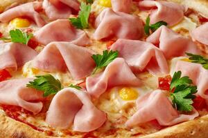 avvicinamento di Pizza con prosciutto, Quaglia uova, pomodori e verdura su fuso Mozzarella foto