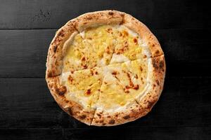formaggio Pizza con Mozzarella, emmental e parmigiano su nero di legno sfondo foto
