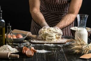 contro il sfondo di Uomini mani impastare il Impasto. ingredienti per cucinando Farina prodotti o Impasto pane, muffin, torta, Pizza Impasto . foto