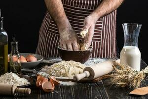 contro il sfondo di Uomini mani impastare il Impasto. ingredienti per cucinando Farina prodotti o Impasto pane, muffin, torta, Pizza Impasto . foto