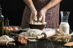 contro il sfondo di Uomini mani impastare il Impasto. ingredienti per cucinando Farina prodotti o Impasto pane, muffin, torta, Pizza Impasto . foto