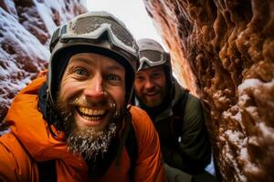 entusiasta speleologi esplorando nascosto neve grotte nel freddo alto altitudine dintorni foto