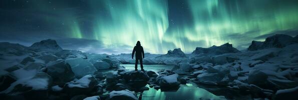 audace escursionista conquista ghiacciato scogliera sotto il settentrionale luci splendore foto