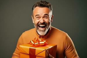 uomo esprimendo gioia mentre Scartare festivo regalo isolato su un' pendenza sfondo foto