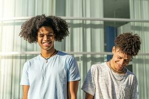 giovane bello nero africano americano amici sorridente all'aperto nel il città universitaria durante un' soleggiato giorno. foto