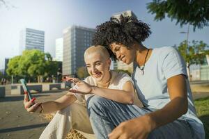 multietnico giovane coppia parlando su video chiamata con il Telefono contento foto