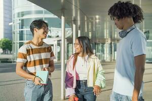multietnico giovane amici a piedi e parlando contento su il moderno Università città universitaria foto