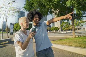 multietnico giovane coppia puntamento e parlando contento su il moderno Università città universitaria foto