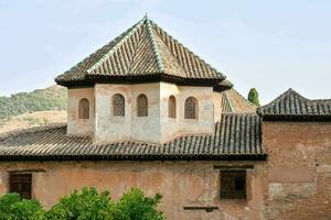 il tetto di un vecchio edificio con un' cupola foto