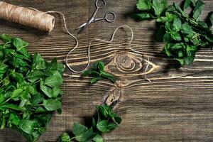 fresco menta le foglie su di legno sfondo. superiore Visualizza. copia spazio foto