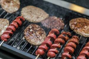 barbecue griglia con delizioso grigliato carne e salsicce, avvicinamento foto