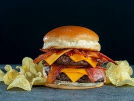 formaggio hamburger - americano formaggio hamburger con formaggio, Bacon e pomodoro foto